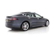 Tesla Model S P85D Performance-Pack AWD [ 3-Fase ] (INCL-BTW) *PANO | NAPPA-PLEINS FEUX | PILOTE AUTOMATIQUE | SUSPENSION PNEUMATIQUE | SANS CLÉ | CAMÉRA | ENTIÈREMENT LED | CROISIÈRE ADAPTATIVE | COCKPIT VIRTUEL | SIÈGES SPORT | 19″ ALU*